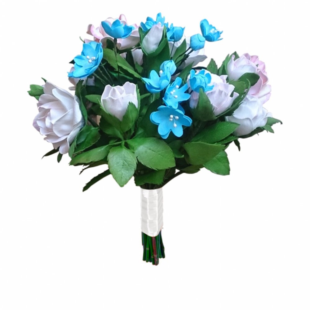 Свадебный букет с розами в бело-голубой цветовой гамме.