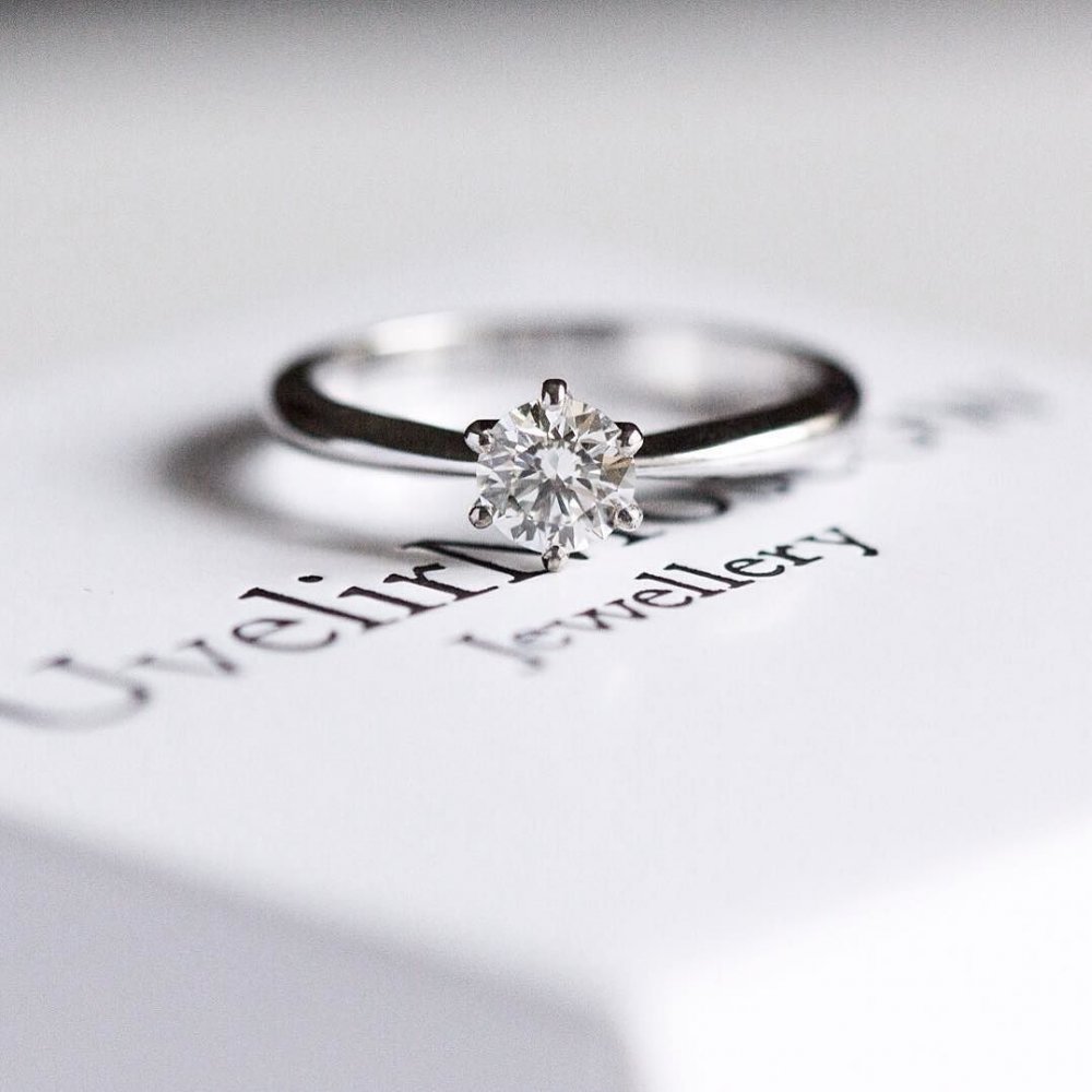 Классическое помолвочное кольцо из белого золота с бриллиантом 0.75 сt.