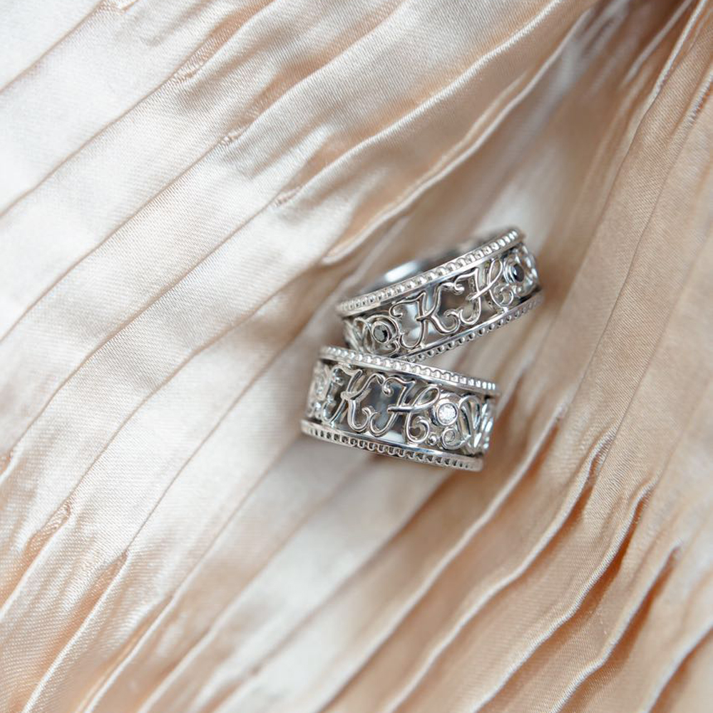 Обручальные кольца с инициалами  из белого золота 585 пробы с белыми и черными бриллиантами.