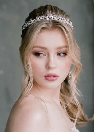 Свадебная прическа с диадемой