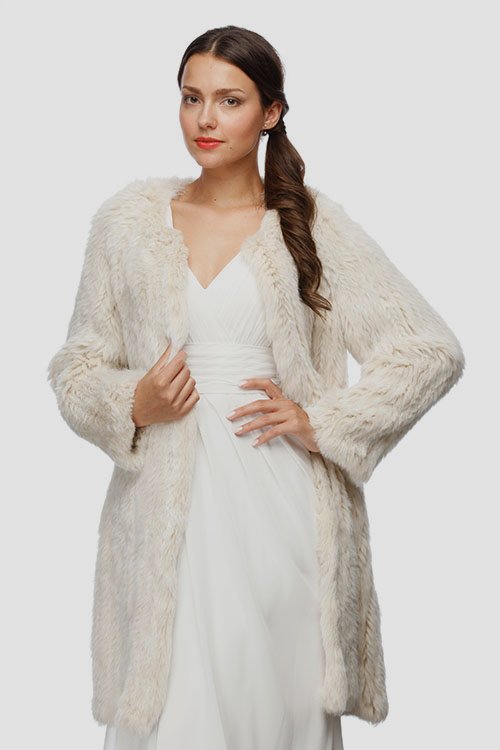 Лаконичное вязаное пальто из меха кролика, спереди имеются потайные крючки застежки, внутренние карманы, модель рукава реглан. Легкое меховое пальто доставит вам ежедневное удовольствие и комфорт. Универсально и на торжество и в будни!