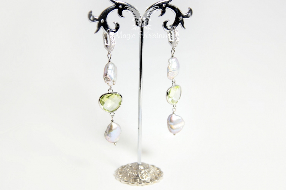 Прелестные длинные серьги из натурального серебристого жемчуга и кристалла Swarovski. Фурнитура из ювелирного родиевого сплава с инкрустацией цирконами - не темнеет и не вызывает аллергию.