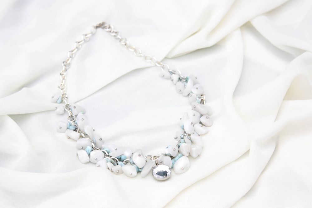 Нежное колье из натурального ларимара и кварца. В центре подвеска Swarovski, ювелирный сплав не темнеет, не вызывает аллергию.
Упаковано в фирменный футляр с логотипом бренда.
Цена 2600 руб.