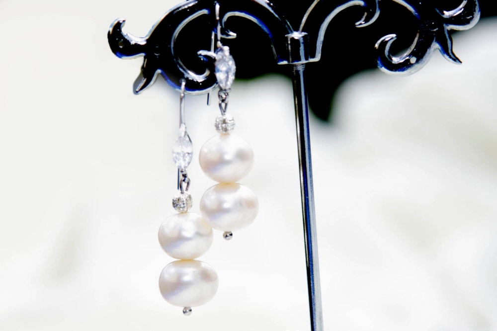 Изящные серьги из натурального жемчуга. В швензах инкрустированы цирконы, ювелирный сплав не темнеет, не вызывает аллергию.
Упакованы в фирменный футляр с логотипом бренда.
Цена 2900 руб.