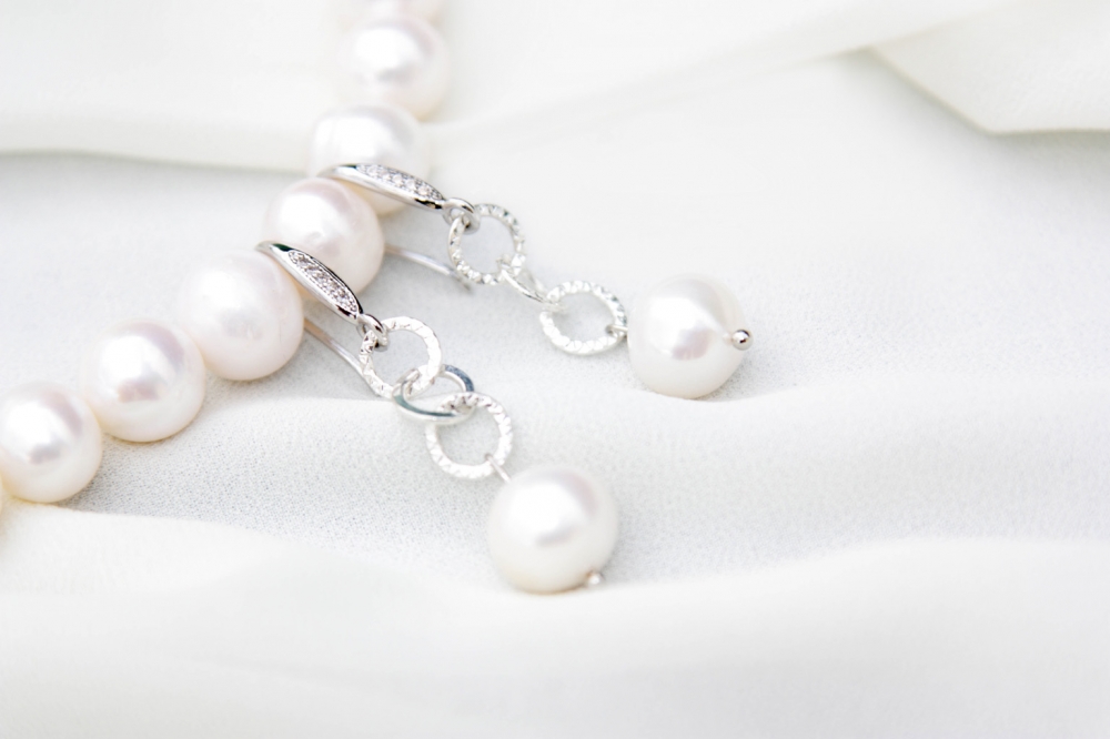 Изящные серьги из натурального жемчуга. В швензах инкрустированы цирконы, ювелирный сплав не темнеет, не вызывает аллергию.
Упакованы в фирменный футляр с логотипом бренда.
Цена 2700 руб.