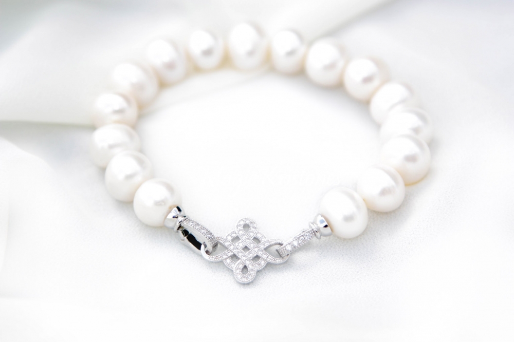 Классический браслет из натурального жемчуга. В замочке инкрустированы цирконы, ювелирный сплав не темнеет, не вызывает аллергию.
Упакован в фирменный футляр с логотипом бренда.
Цена 4100 руб.