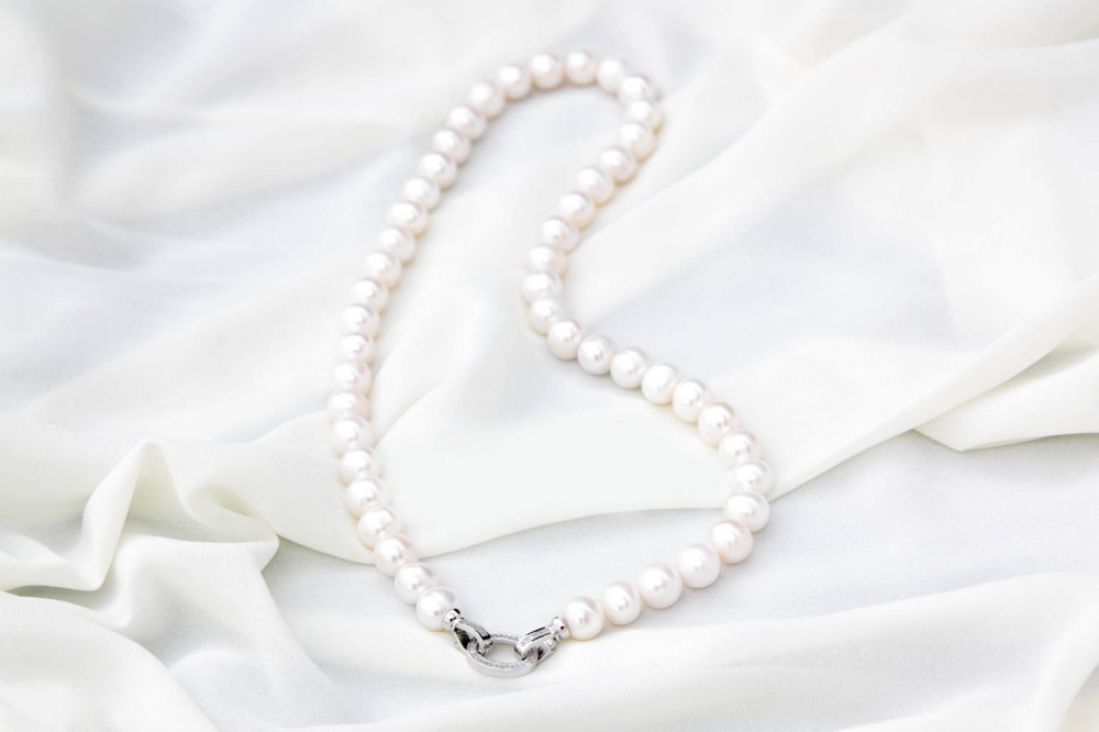 Классическое колье из натурального жемчуга. В замочке инкрустированы цирконы, ювелирный сплав не темнеет, не вызывает аллергию.
Упаковано в фирменный футляр с логотипом бренда.
Цена 4800 руб.