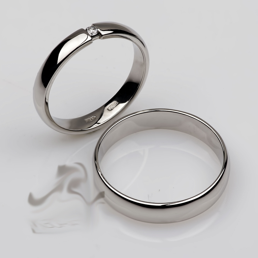 Классические платиновые кольца с бриллиантом.
Платина наиболее надёжный металл, который будет выглядеть превосходно даже через много лет.