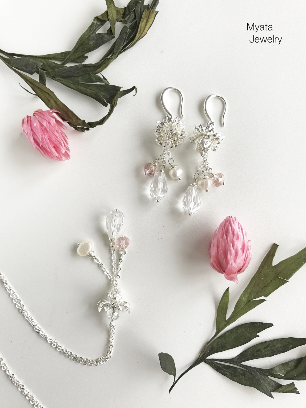 Нежный свадебный комплект из серег и подвески, красота да и только!
Длина серег 5,5 см., цепочки 47 см. 
Цена по запросу.