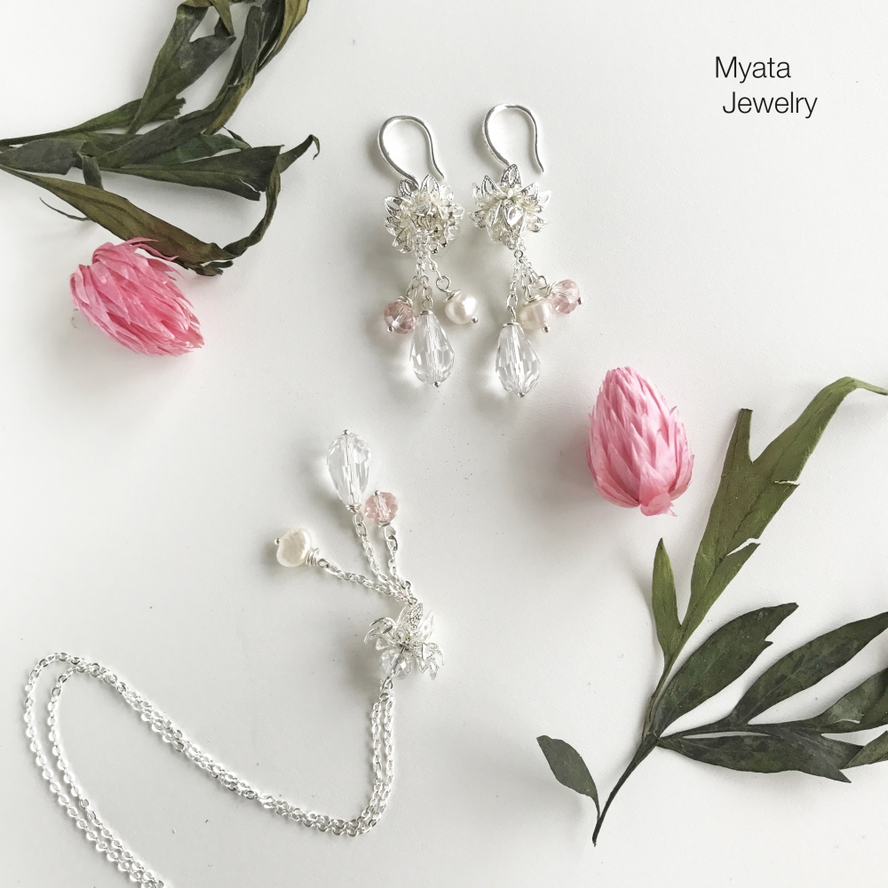 Нежный свадебный комплект из серег и подвески, красота да и только!
Длина серег 5,5 см., цепочки 47 см. 
Цена по запросу.