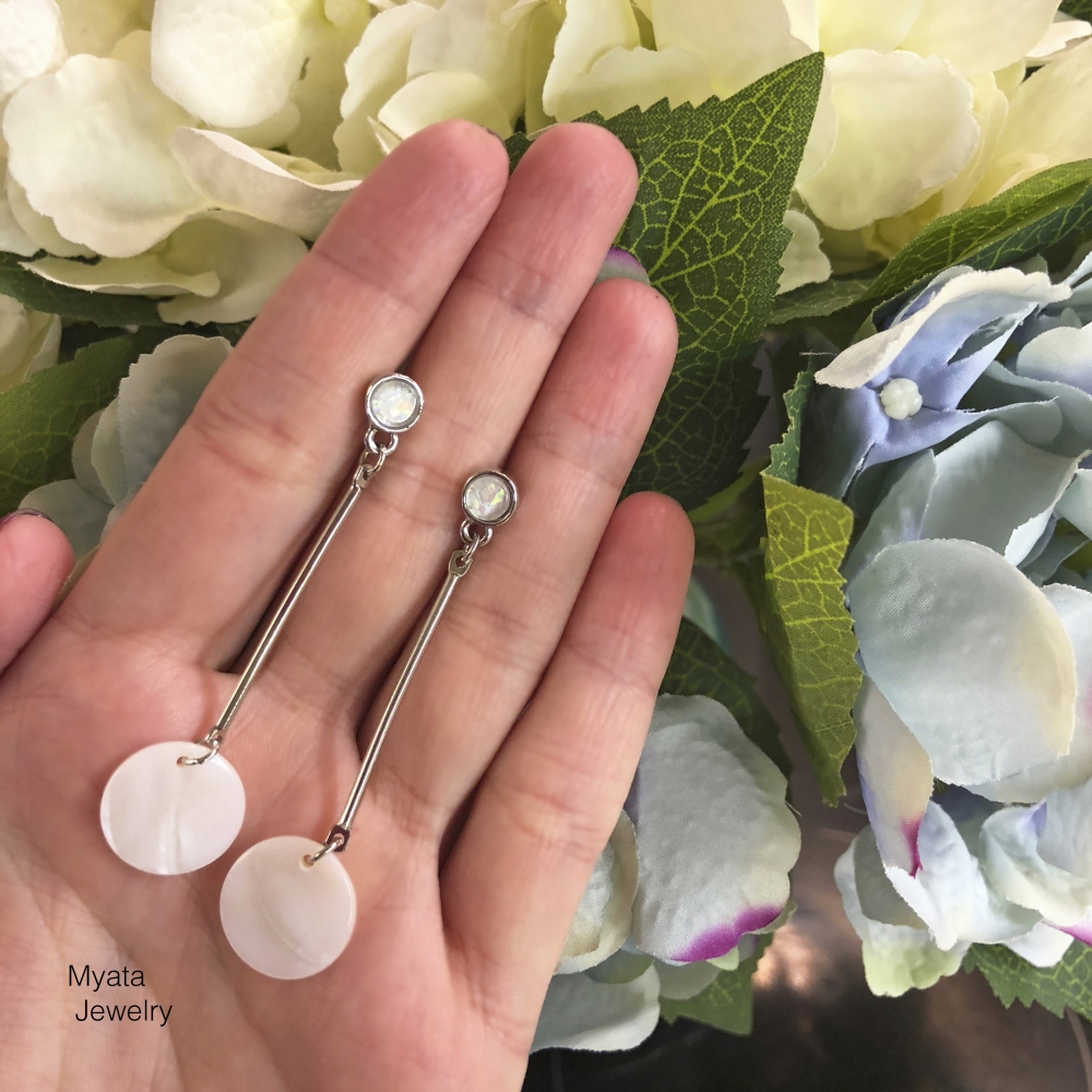 Серьги с перламутром из новой коллекции MINIMAL.
Цена 1750 р.