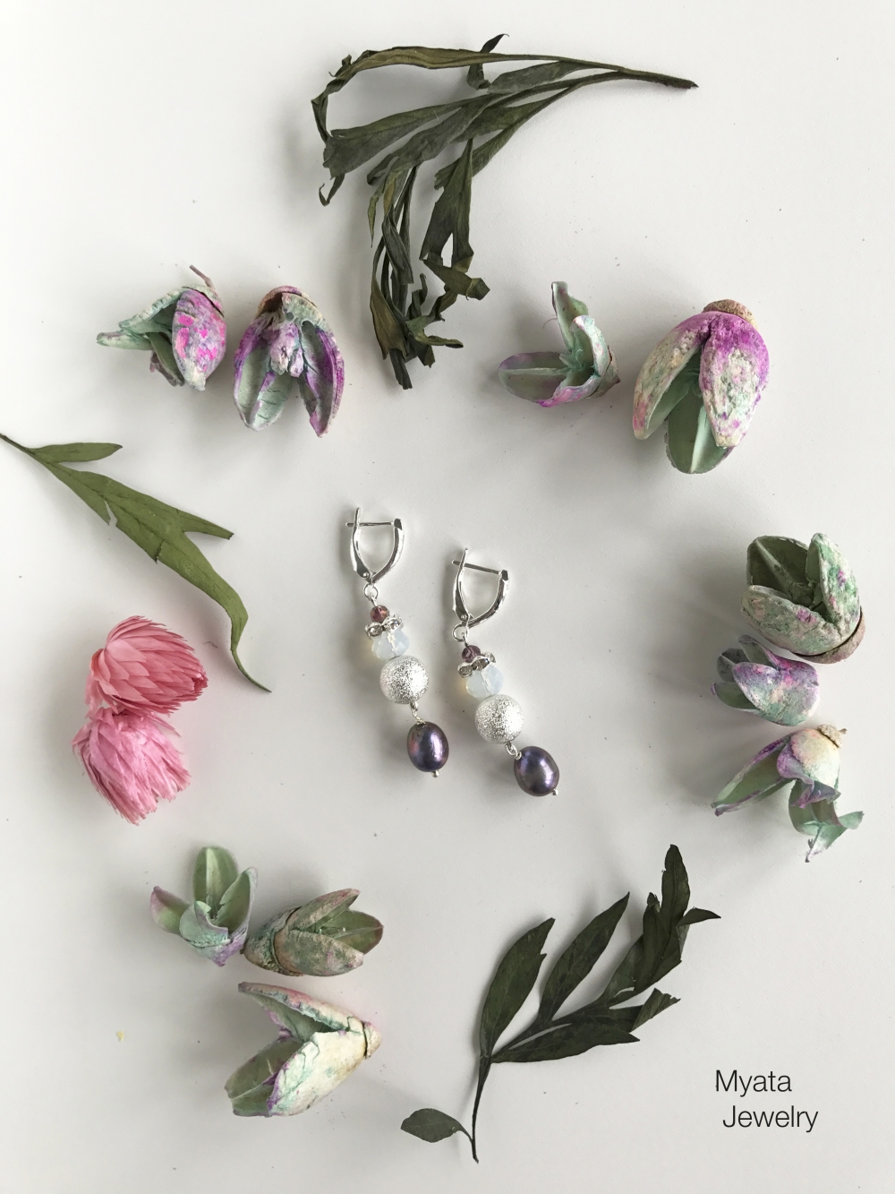 Нежные и утонченные серьги из коллекции GRACE созданы с использованием лунного камня, речного жемчуга,стеклянных и металлических бусин, страз и эксклюзивной металлической фурнитуры. На удобной застежке "английский замок". Длина 5 см. Цена по запросу.