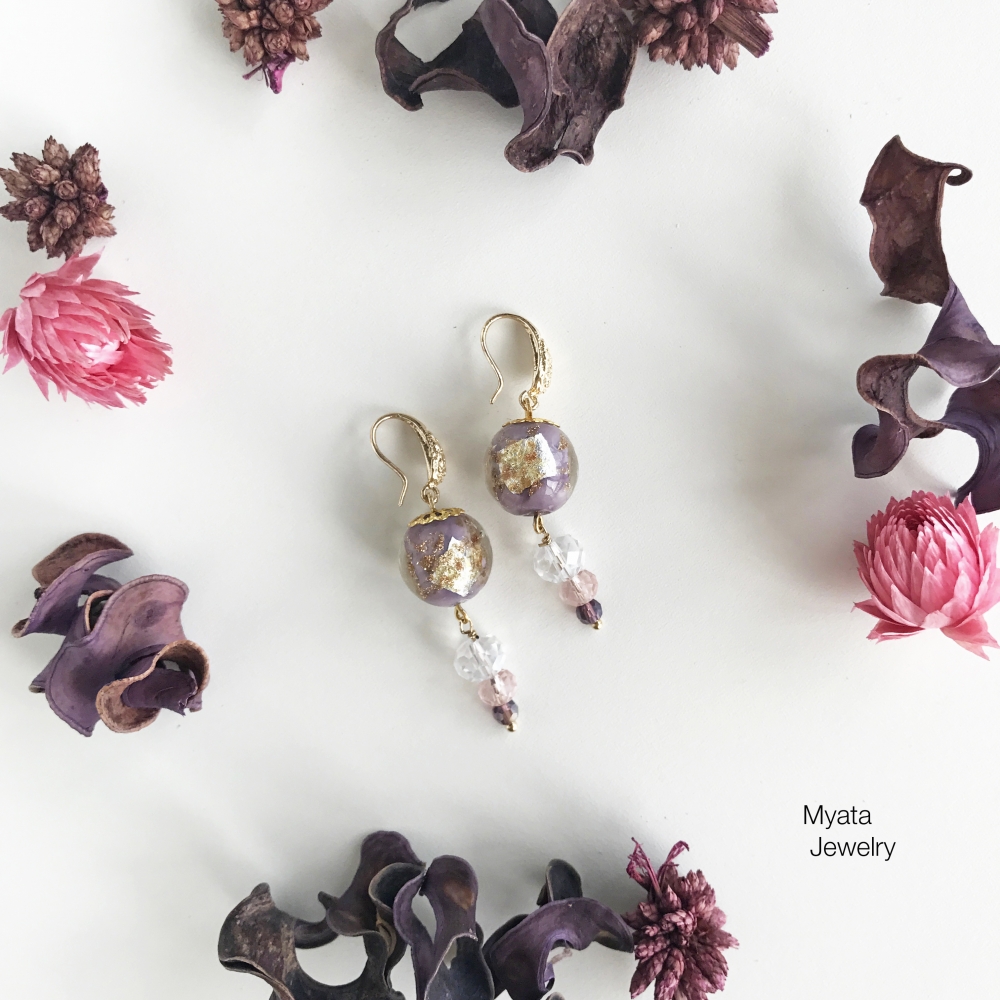 Нежные серьги с хрустальными бусинами и lampwork.
Эти серьги украсят как свадебный образ, так и повседневный.
Длина 5 см.
Цена 3500 р.