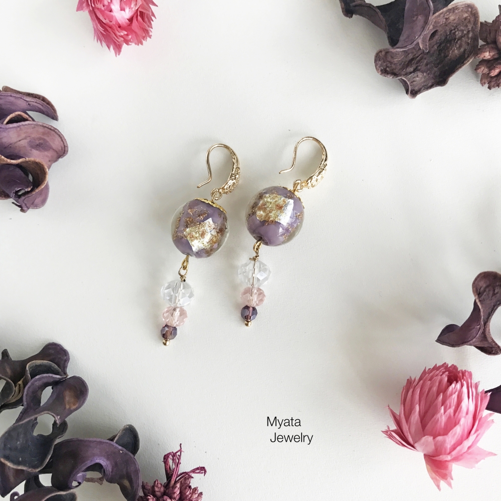 Нежные серьги с хрустальными бусинами и lampwork.
Эти серьги украсят как свадебный образ, так и повседневный.
Длина 5 см.
Цена 3500 р.