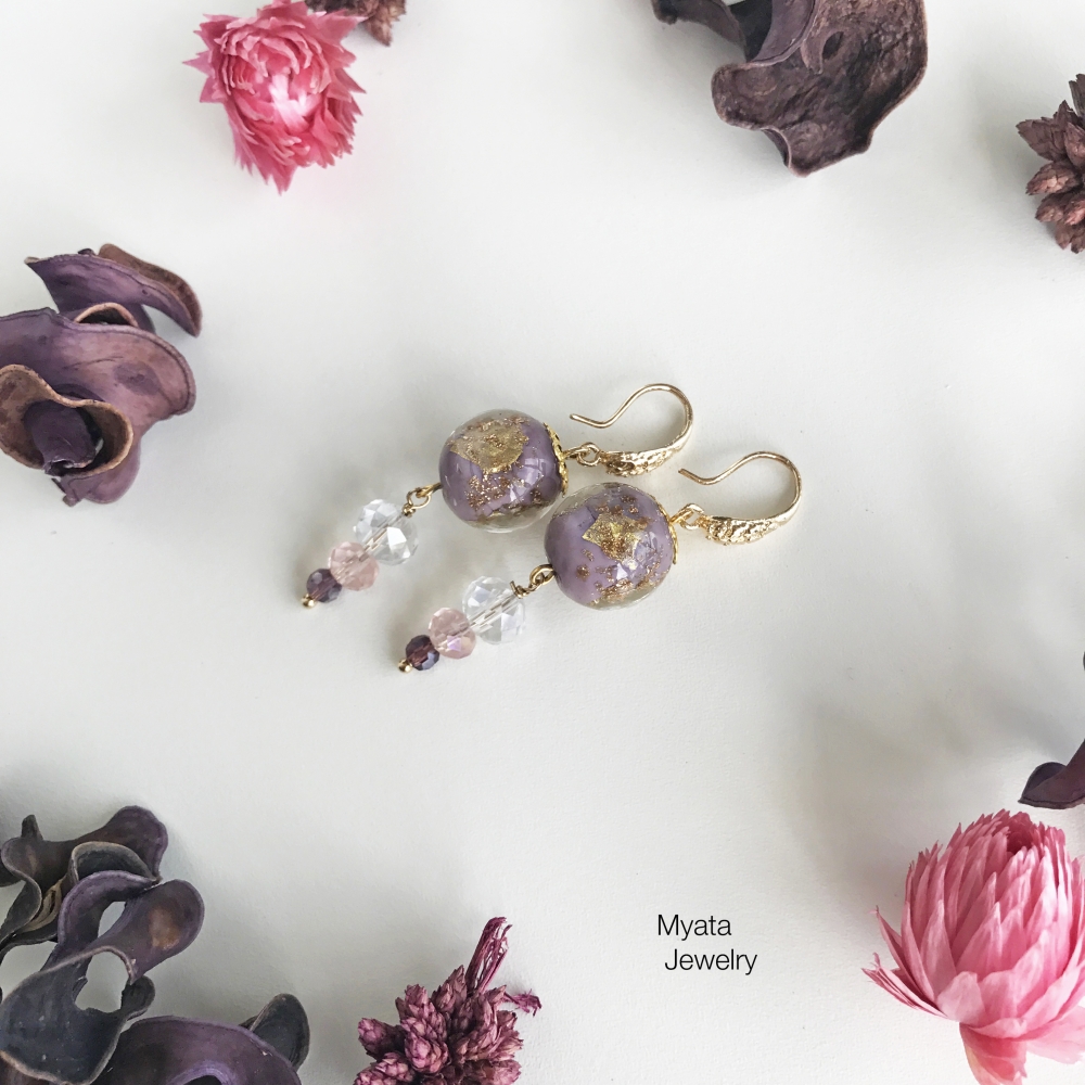 Нежные серьги с хрустальными бусинами и lampwork.
Эти серьги украсят как свадебный образ, так и повседневный.
Длина 5 см.
Цена 3500 р.