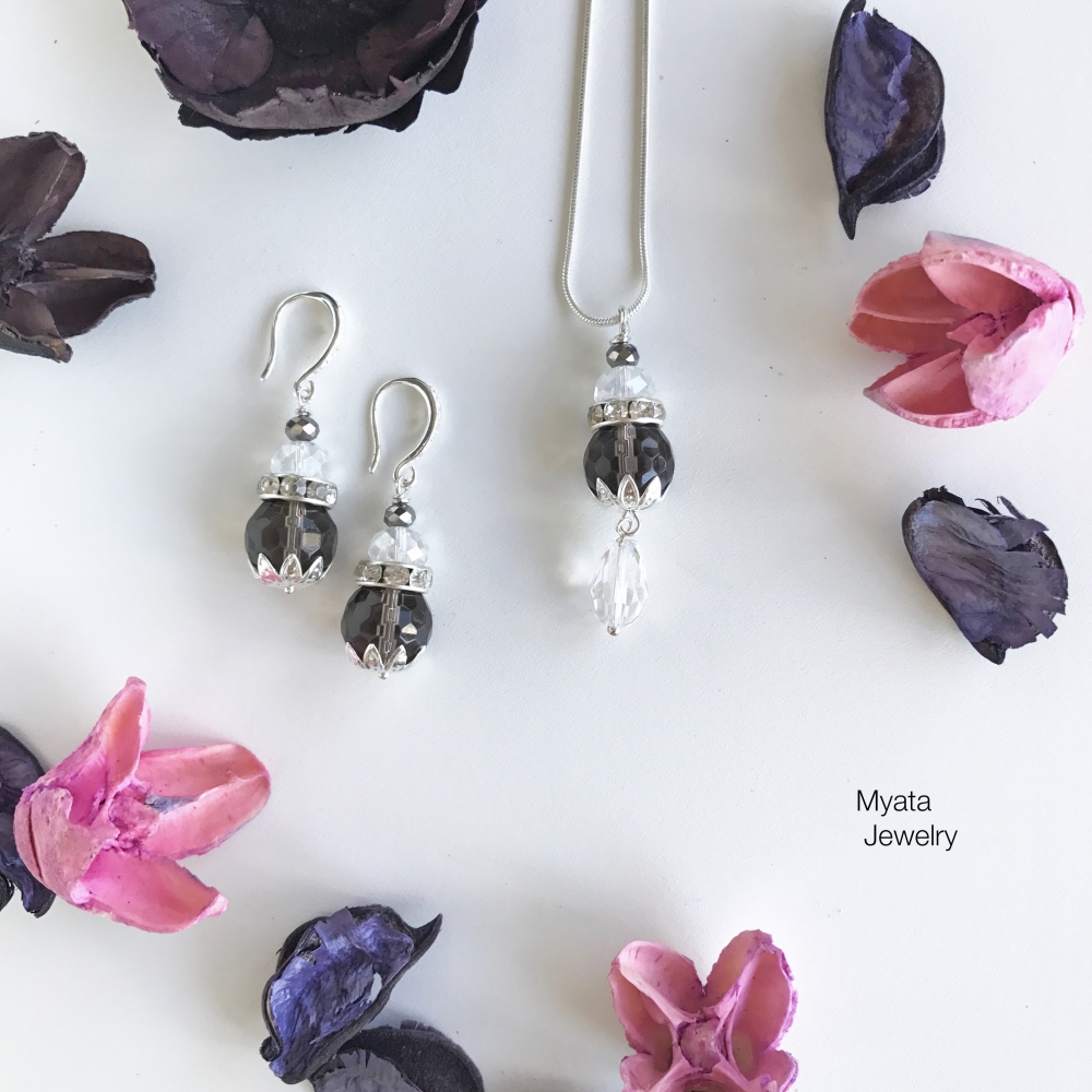 Нежные серьги с хрустальными бусинами и lampwork.
Эти серьги украсят как свадебный образ, так и повседневный.
Длина 5 см.
Цена 3500 р.