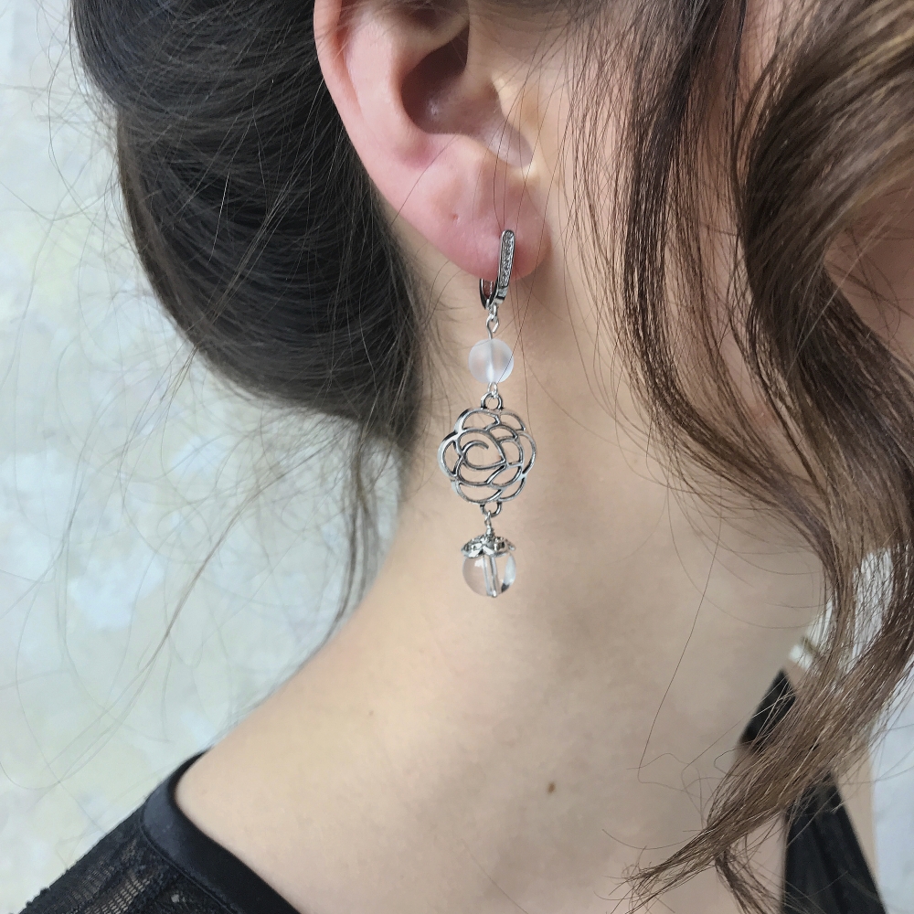 Серьги с кварцем и металлическими подвесками-розами.
Ручная работа!
Цена 4000 р.