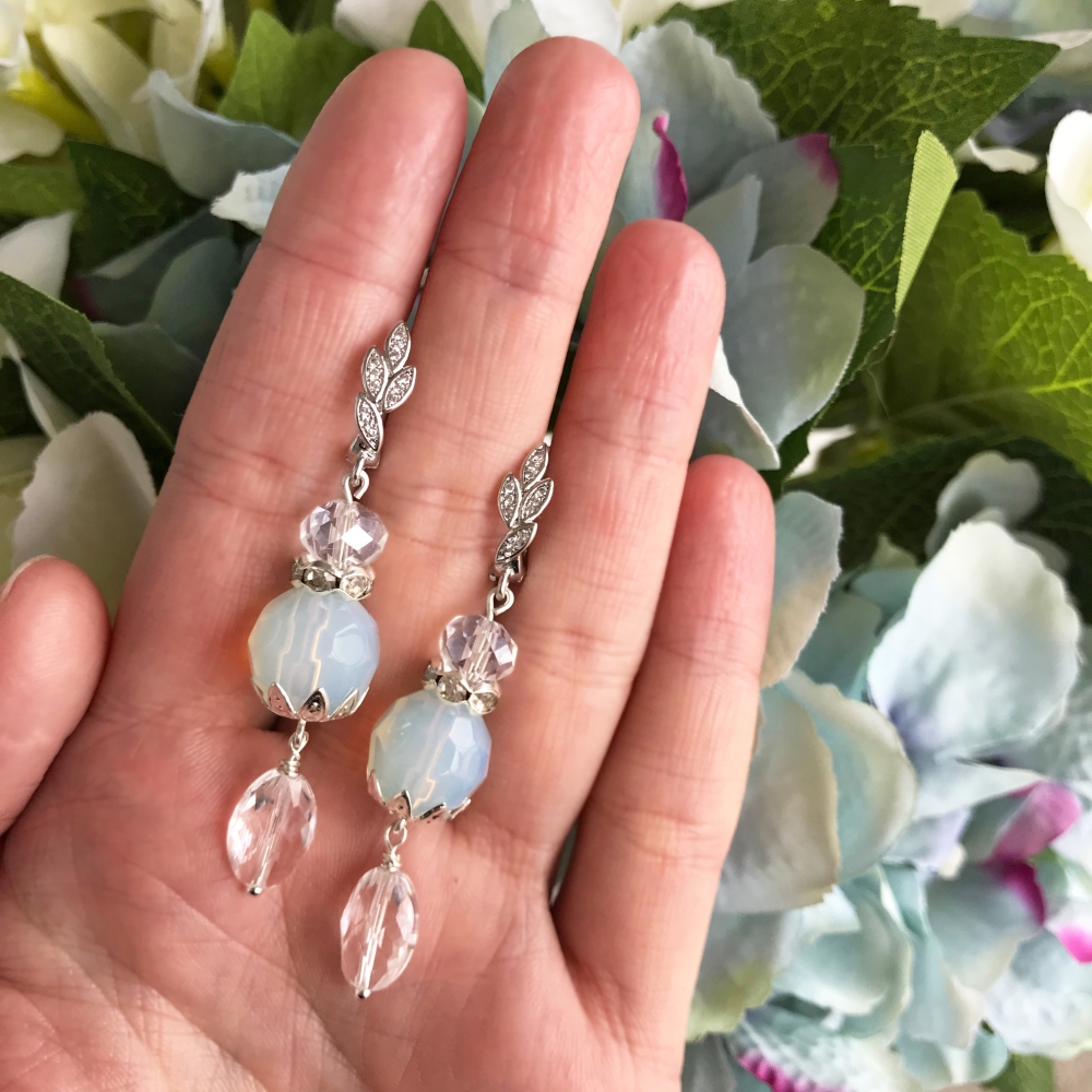 Серьги с лунным камнем, lux фурнитурой, хрусталем.
Ручная работа!
Цена 4500 р.