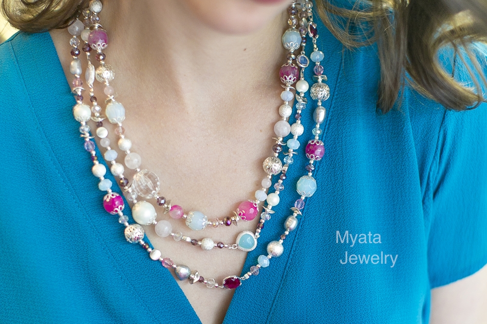 Украшения из коллекции CANDY созданы с использованием натуральных камней: розового агата, речного жемчуга, лунного камня, розового кварца, стеклянных бусин, а также цепочек, подвесок и эксклюзивной металлической фурнитуры. Длина ожерелья 50 см. 