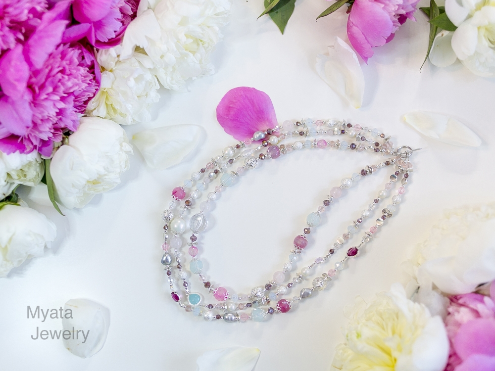 Украшения из коллекции CANDY созданы с использованием натуральных камней: розового агата, речного жемчуга, лунного камня, розового кварца, стеклянных бусин, а также цепочек, подвесок и эксклюзивной металлической фурнитуры. Длина ожерелья 50 см. 