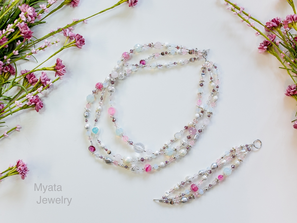 Украшения из коллекции CANDY созданы с использованием натуральных камней: розового агата, речного жемчуга, лунного камня, розового кварца, стеклянных бусин, а также цепочек, подвесок и эксклюзивной металлической фурнитуры. 