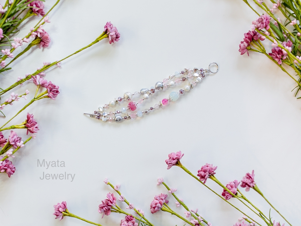 Трехъярусный браслет из коллекции CANDY. Создан с использованием натуральных камней: розового агата, речного жемчуга, лунного камня, розового кварца, стеклянных бусин, с эксклюзивной металлической фурнитурой, на застежке тогл. Длина 17 см.
