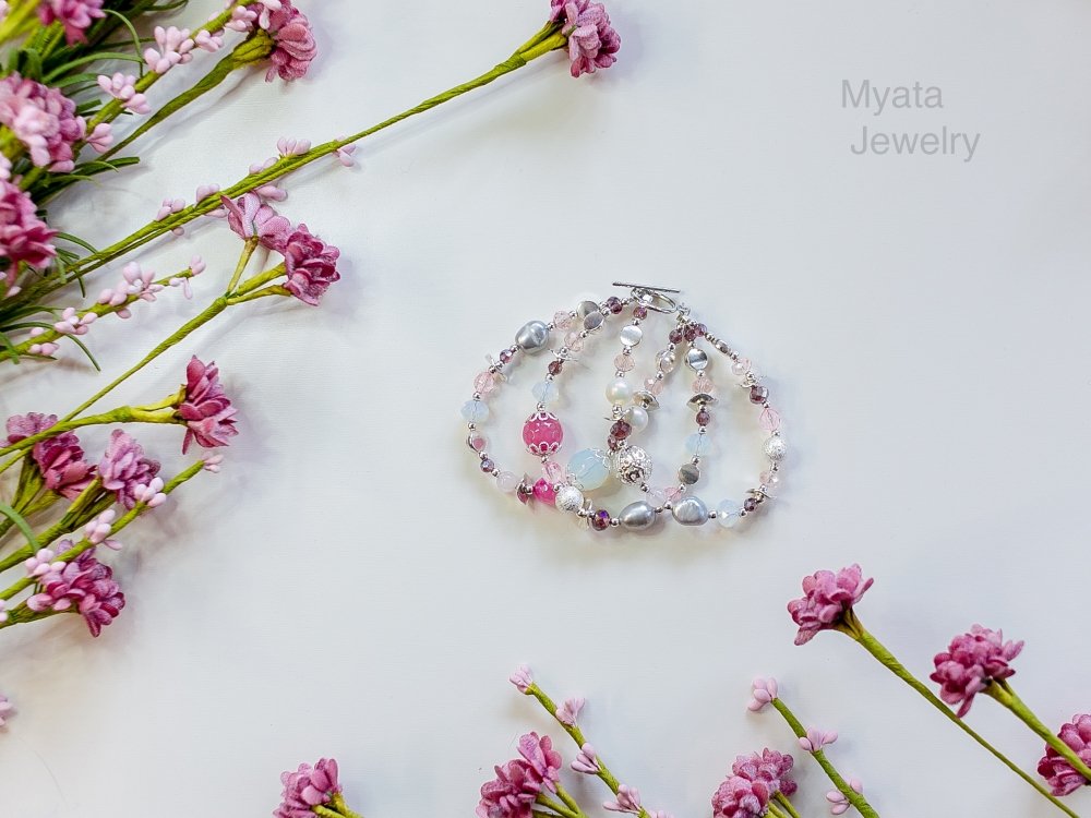 Трехъярусный браслет из коллекции CANDY. Создан с использованием натуральных камней: розового агата, речного жемчуга, лунного камня, розового кварца, стеклянных бусин, с эксклюзивной металлической фурнитурой, на застежке тогл. Длина 17 см.
