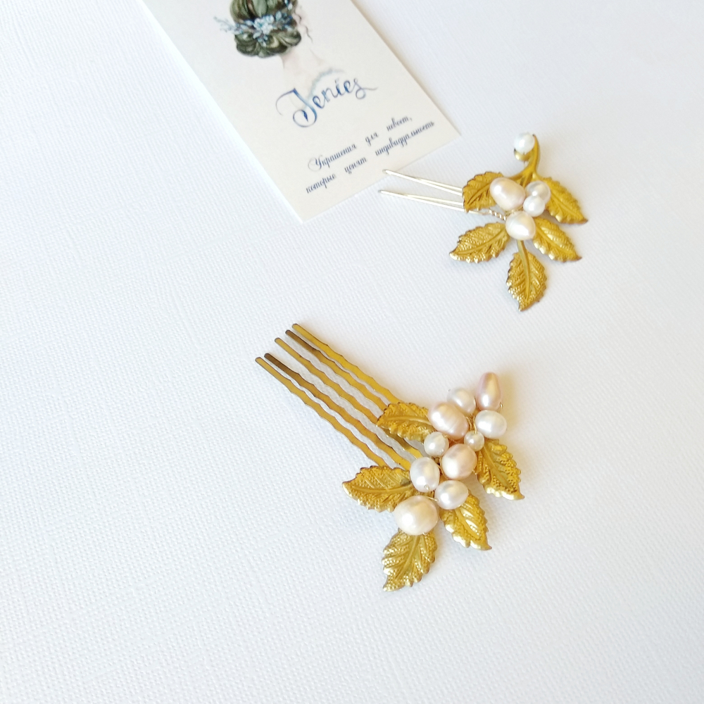 Гребешки для свадебной прически невесты с золотыми листьями и жемчугом.

Напишите нам в инстаграме @jenies_jewelry  и мы сориентируем вас по наличию и цене 