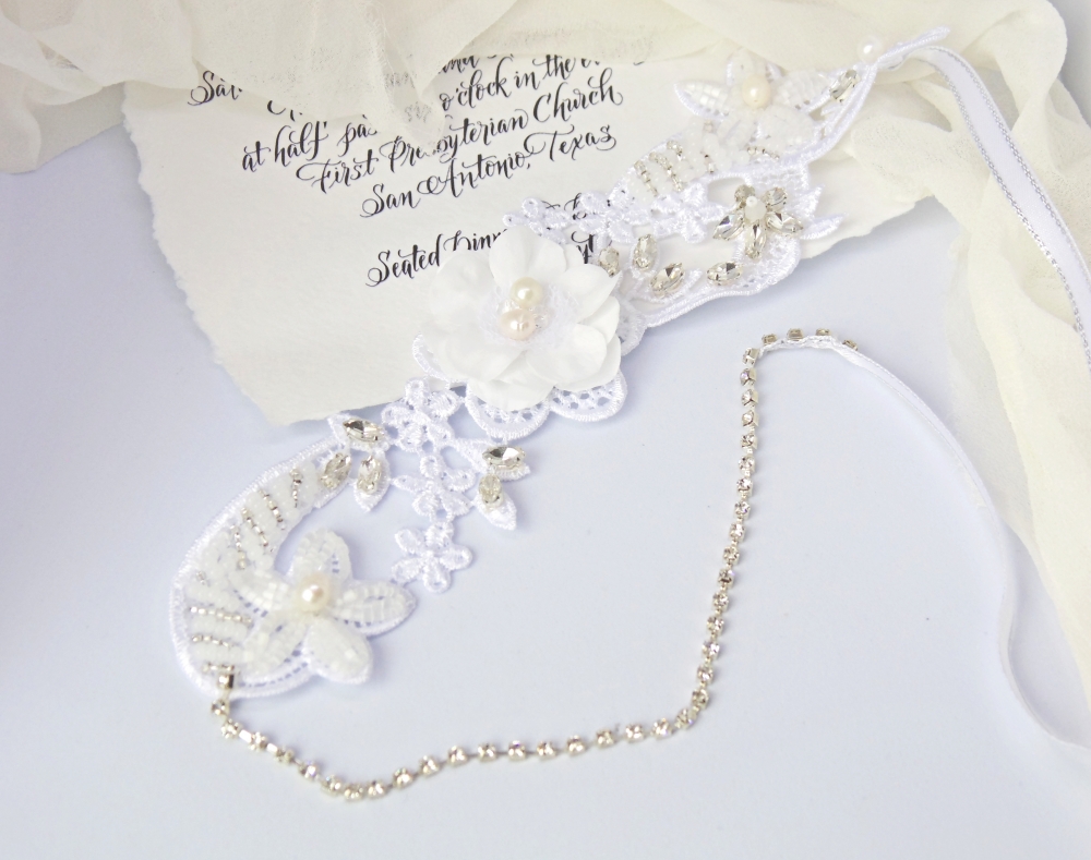 Повязка на голову с кружевом и стразовой лентой.
 Кружево с цветочным мотивом, расшито бисером, стразами и речным жемчугом. 