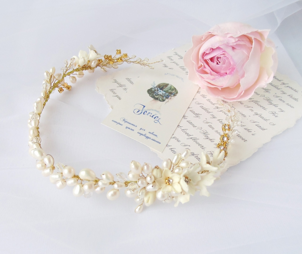 Свадебный венок на голову  с жемчугом и с цветами ручной работы