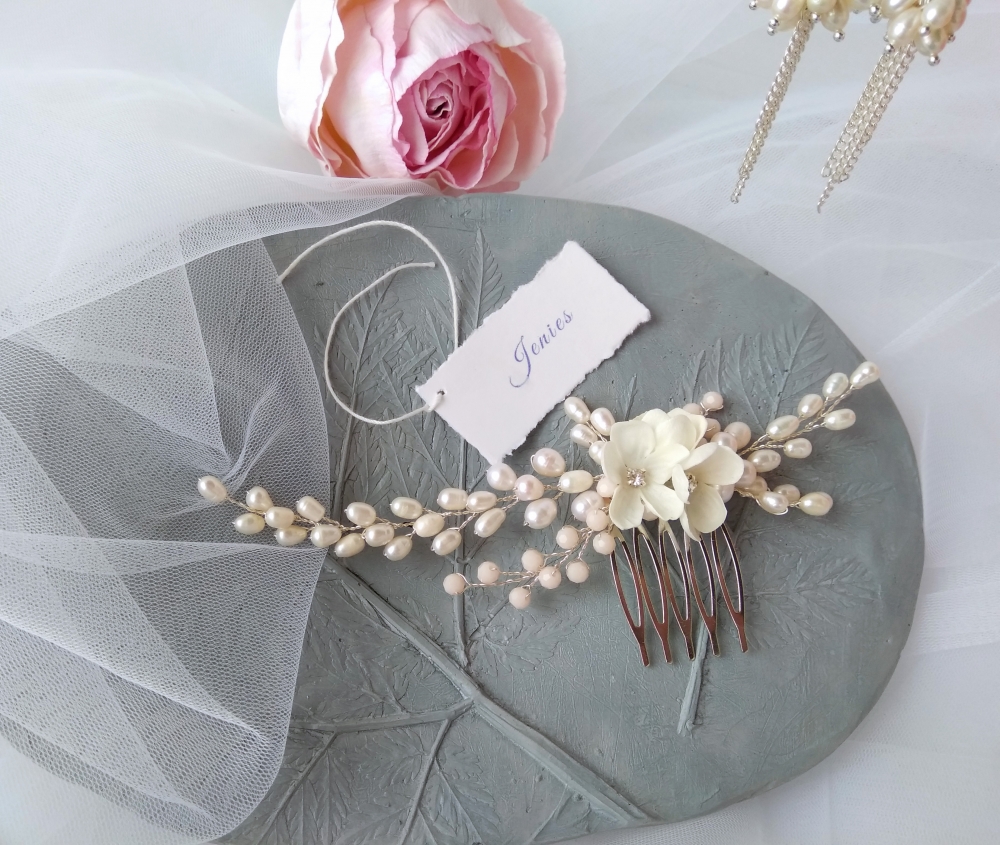 Гребень с жемчугом и цветами ручной работы.
На заказ