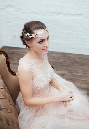 Свадебный венок с цветами и жемчугом