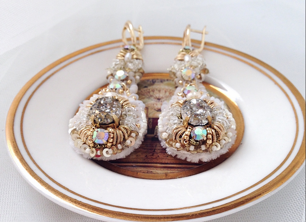 Длинные серьги с ювелирными кристаллами Сваровски, позолоченной фурнитурой, итальянскими пайэтками, винтажным бисером и канителью 