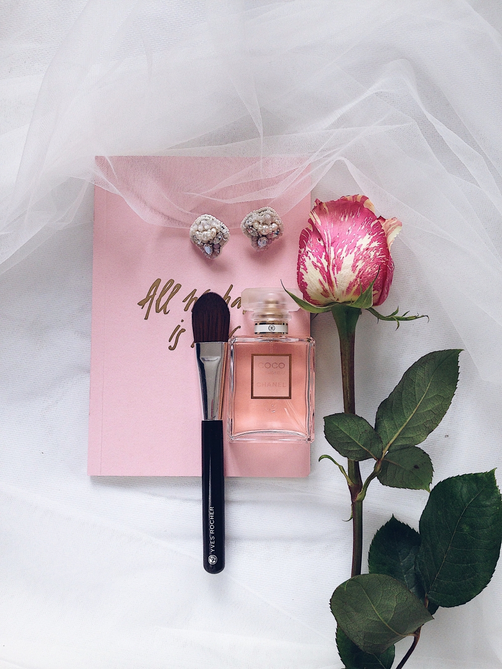 Серьги-гвоздики с ювелирными кристаллами Сваровски и натуральным жемчугом 