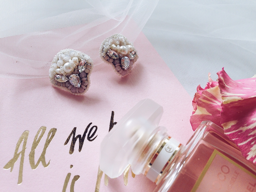 Серьги-гвоздики с ювелирными кристаллами Сваровски и натуральным жемчугом 