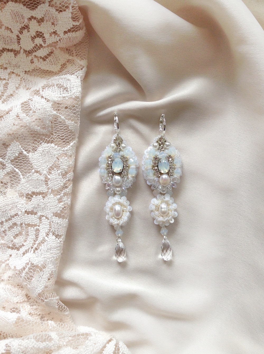 Вышитые серьги со Сваровски 