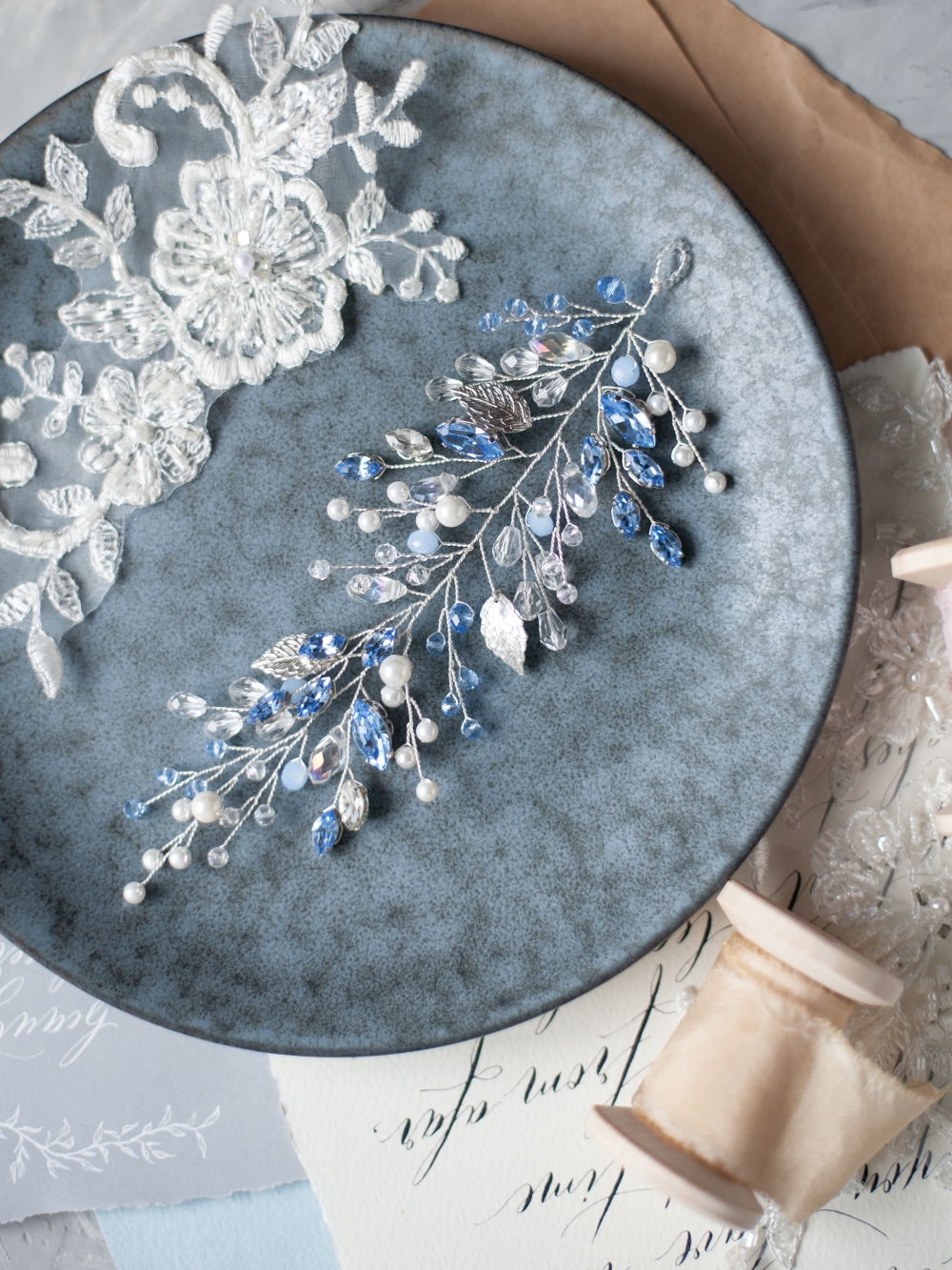 Веточка для прически с синими кристаллами