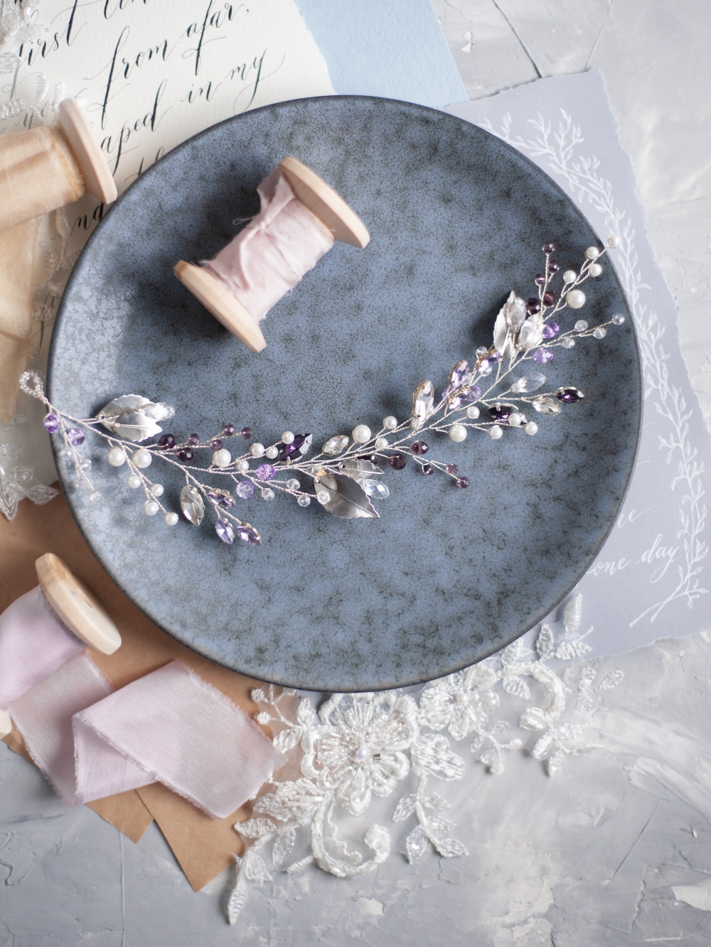 Веточка для прически с лиловыми и фиолетовыми стразами