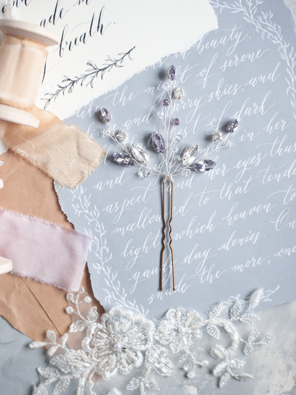 Шпилька для прически с лиловыми кристаллами