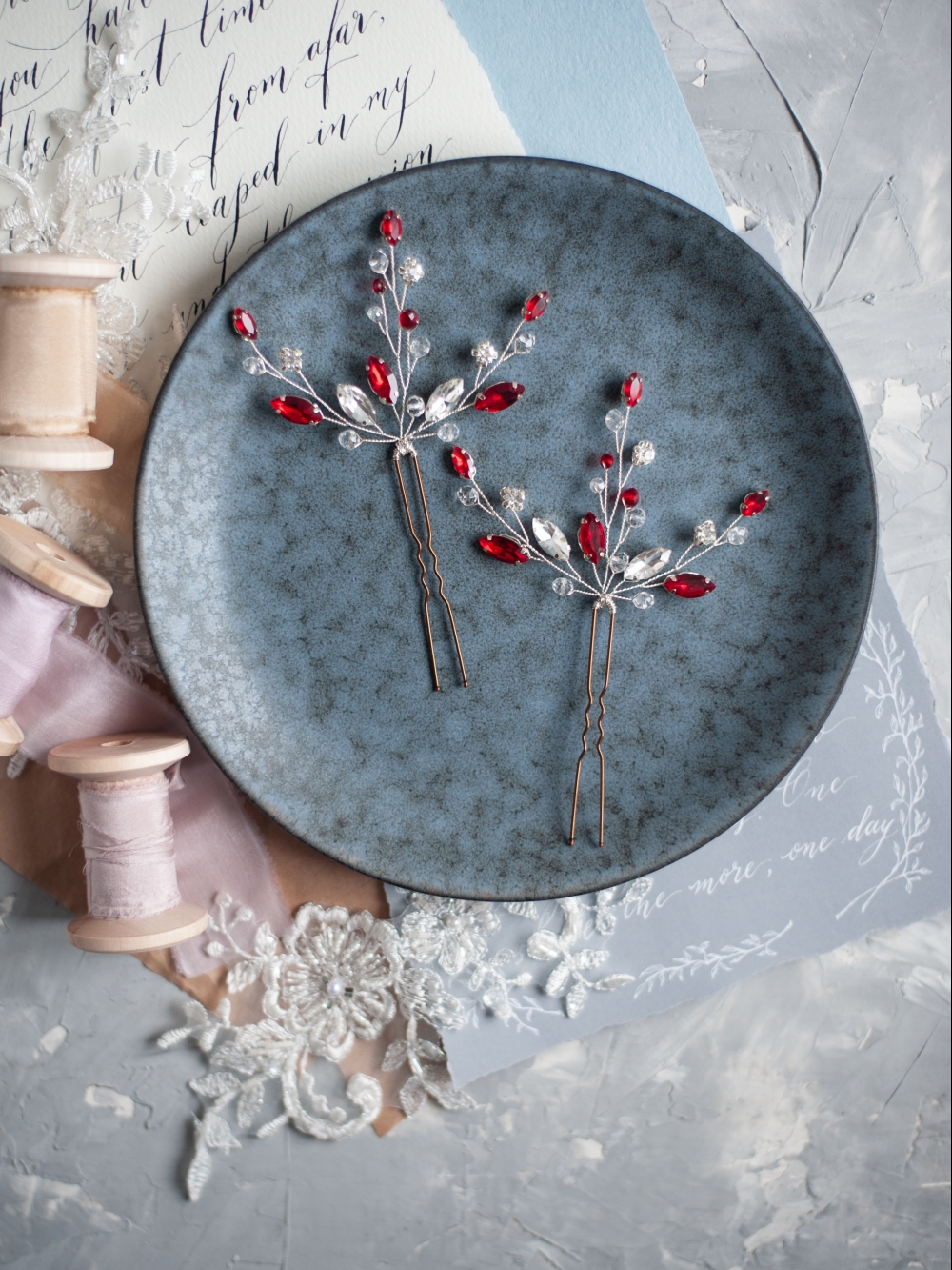 Шпильки с красными кристаллами