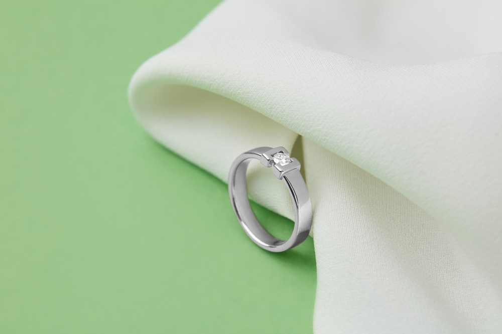 Кольцо из белого золота 585 пробы с бриллиантом общим весом 0,14Ct.