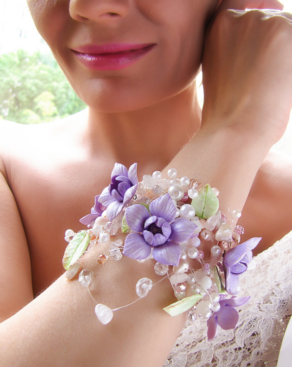 Пышный свадебный браслет на основе ювелирной лески