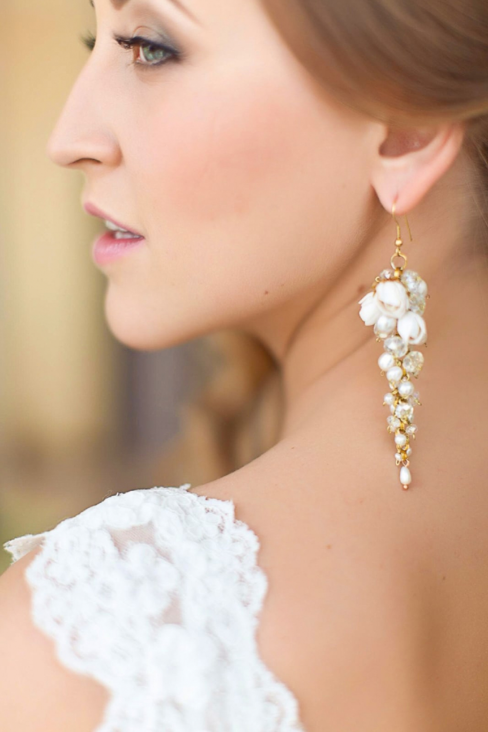 Свадебные серьги-гроздья, которые были сделаны специально для заказчицы. Материалы: натуральный жемчуг, стеклянные бусины, белый и прозрачный кварц, фурнитура, полимерная глина. 