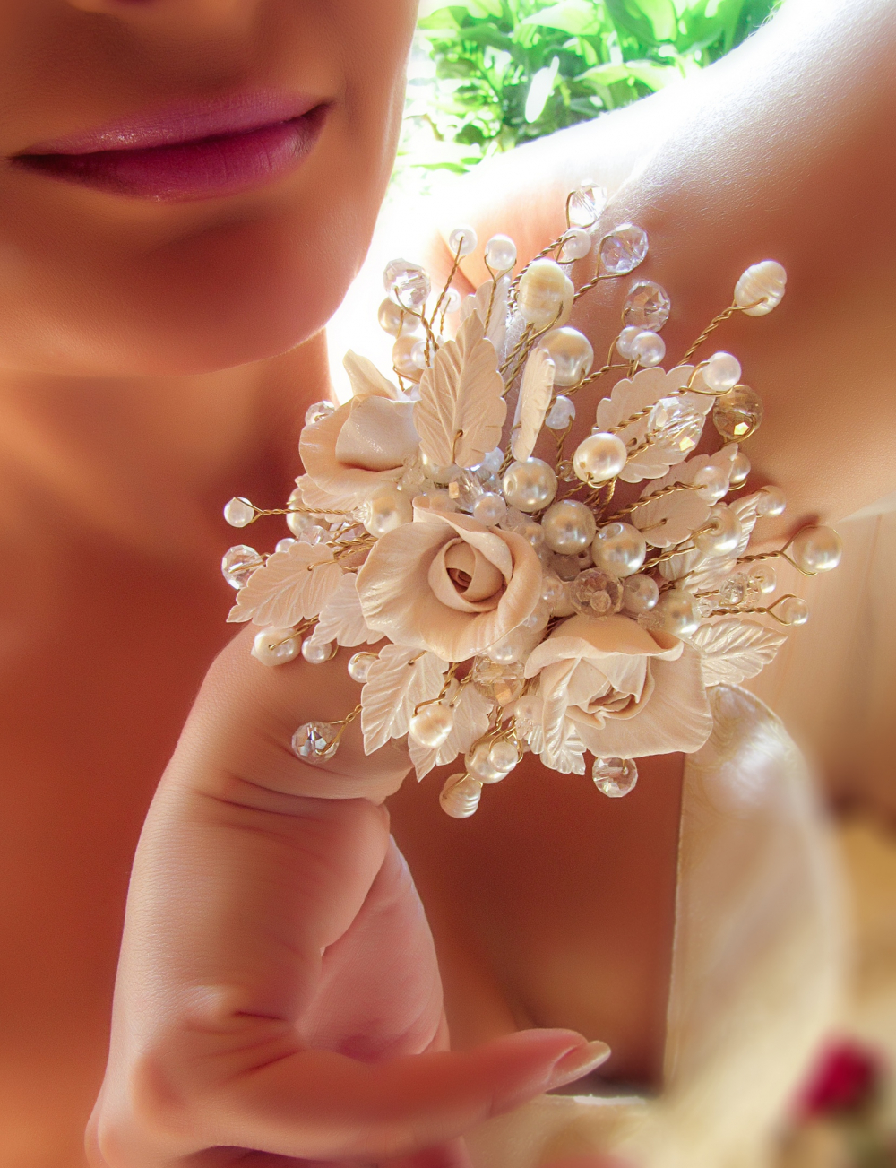 Пышный свадебный браслет с цветами и листьями из полимерной глины, и натуральным жемчугом.