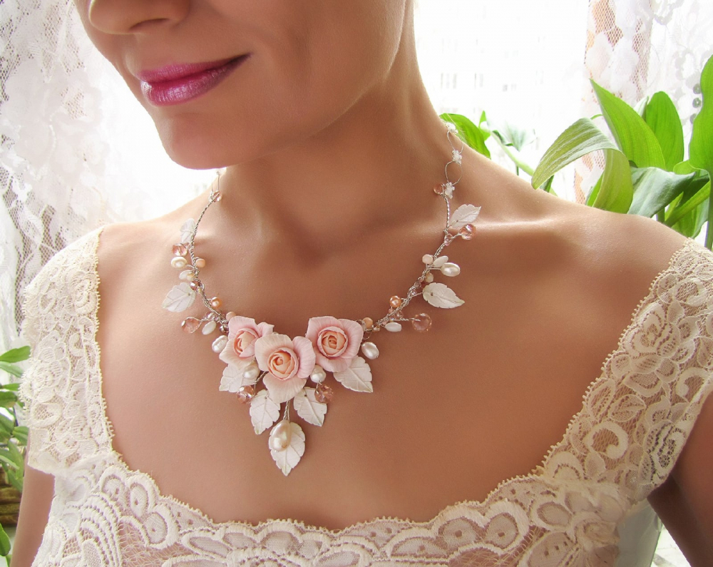 Необычное свадебное колье в авторской технике. Цветы и листья вылеплены вручную. Материалы: ювелирная посеребренная проволока, натуральный жемчуг, полимерная глина, фурнитура. 