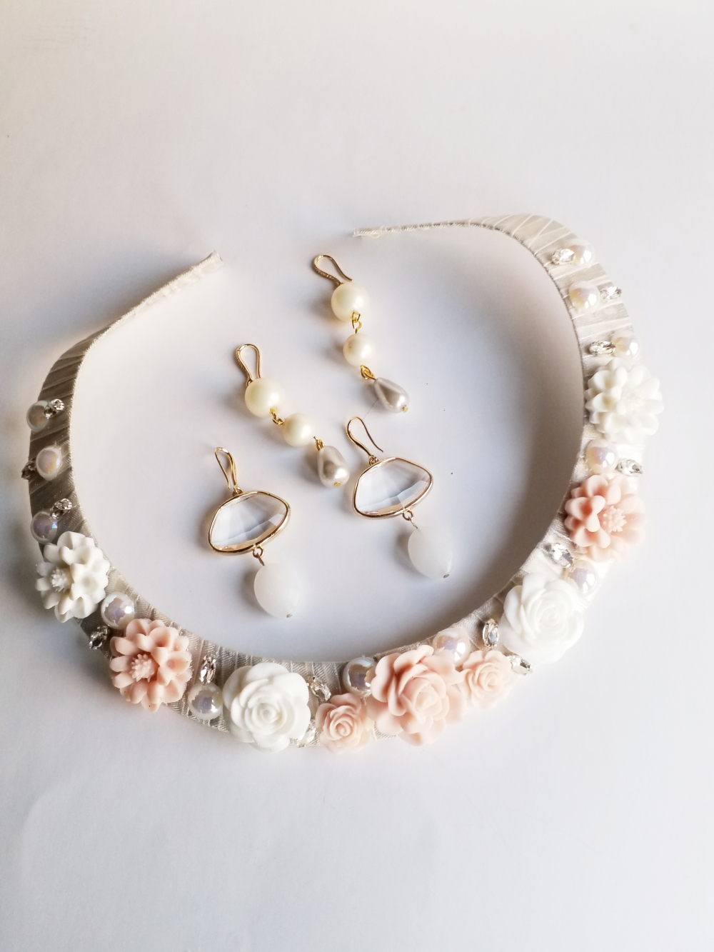 Колье на жесткой основе. Цветы из полимерной глины. бусины. Полубусины.