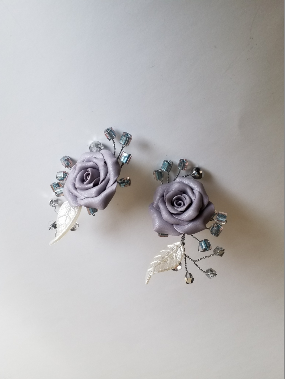Серьги. Розы из холодного фарфора. Стразовые бусины. Бусины. Ювелирная проволока.