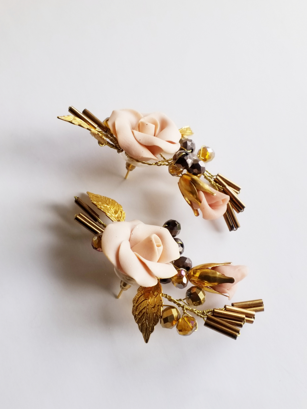 Серьги. Розы из холодного фарфора. Стразовые бусины. Бусины. Ювелирная проволока.