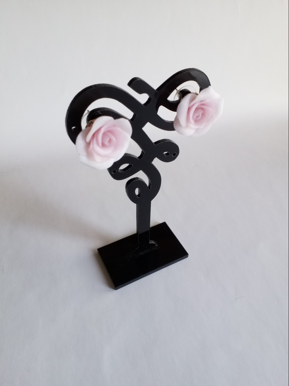 Серьги-пуссеты. Розы из холодного фарфора.