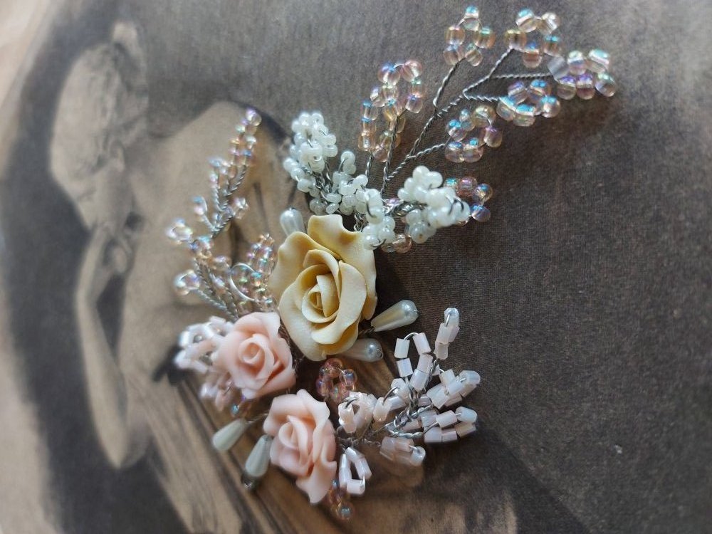 Шпильки, веточки в прическу...Мелкий бисер и стеклярус- сама невесомость и нежность. Цветы из холодного фарфора. Цвет на заказ.